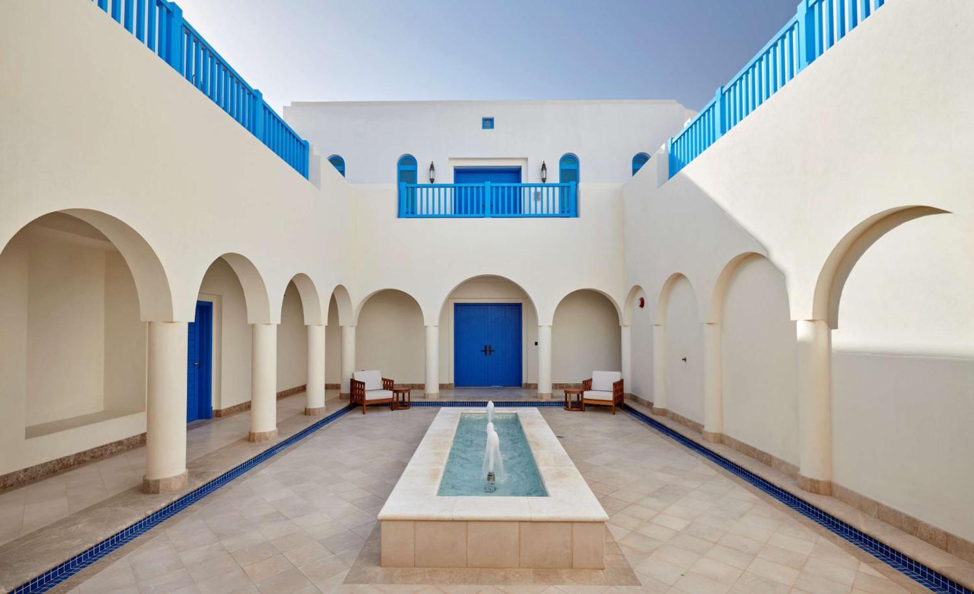 Hilton Salwa Beach Resort And Villas Abu Samra Εξωτερικό φωτογραφία The hotel's courtyard