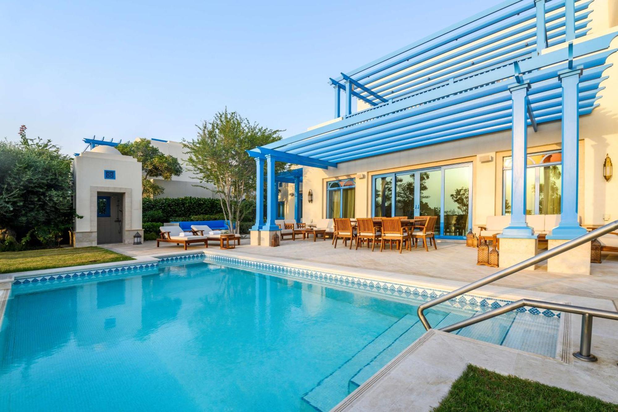 Hilton Salwa Beach Resort And Villas Abu Samra Εξωτερικό φωτογραφία A pool at a private residence in Miami, Florida