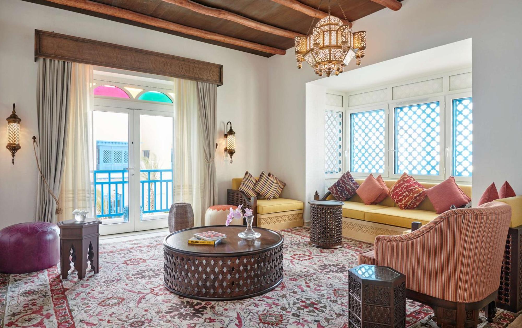 Hilton Salwa Beach Resort And Villas Abu Samra Εξωτερικό φωτογραφία A living room at the hotel
