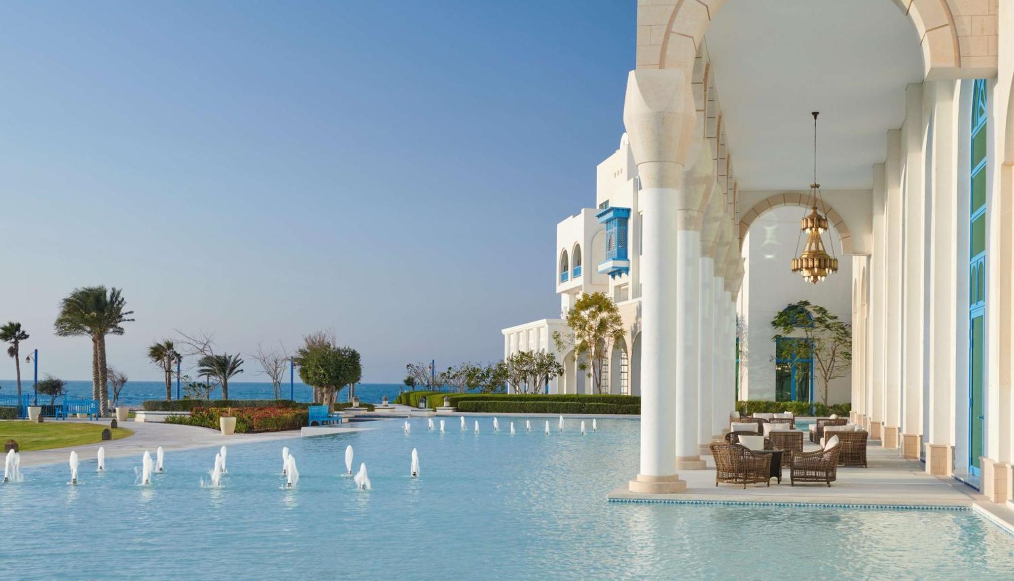 Hilton Salwa Beach Resort And Villas Abu Samra Εξωτερικό φωτογραφία The Royal Pool at The Royal