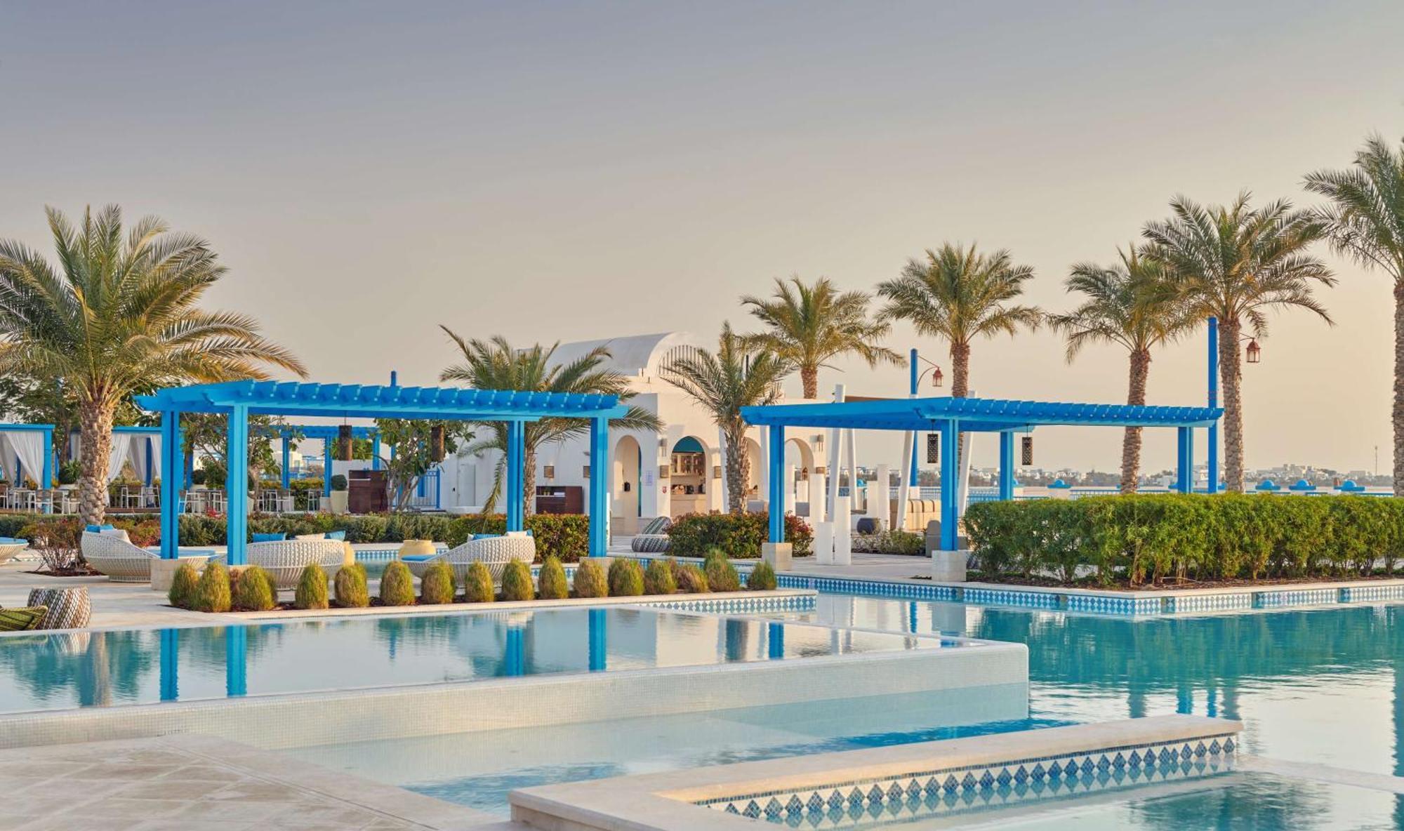 Hilton Salwa Beach Resort And Villas Abu Samra Εξωτερικό φωτογραφία The swimming pool at the resort